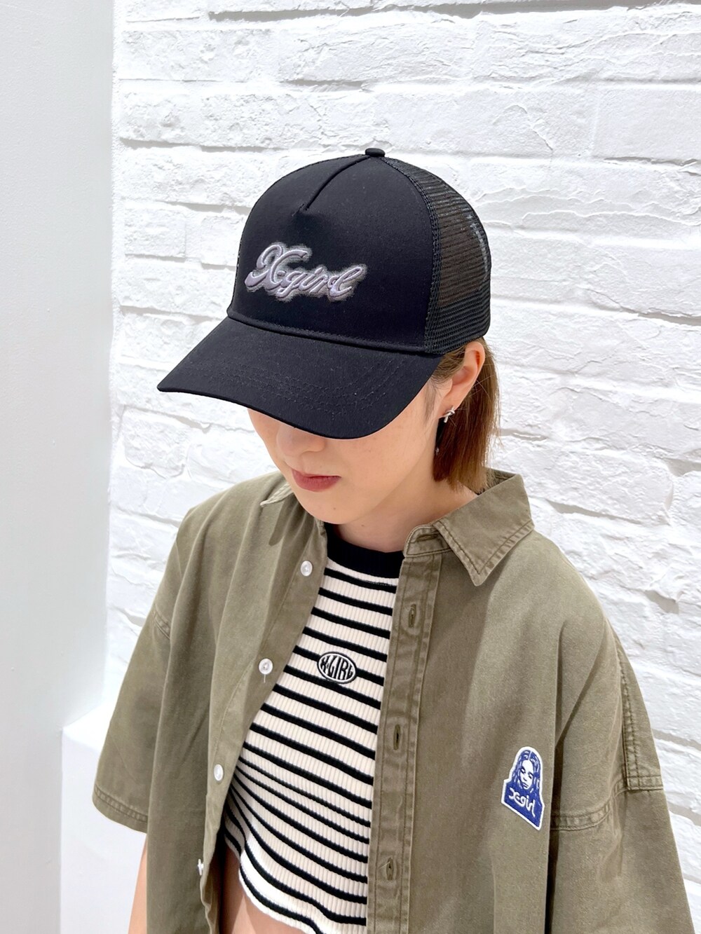 グリーン系のその他パンツ、その他のタンクトップ、グリーン系のシャツ/ブラウスを着用したレディースの春コーディネートの6枚目の写真