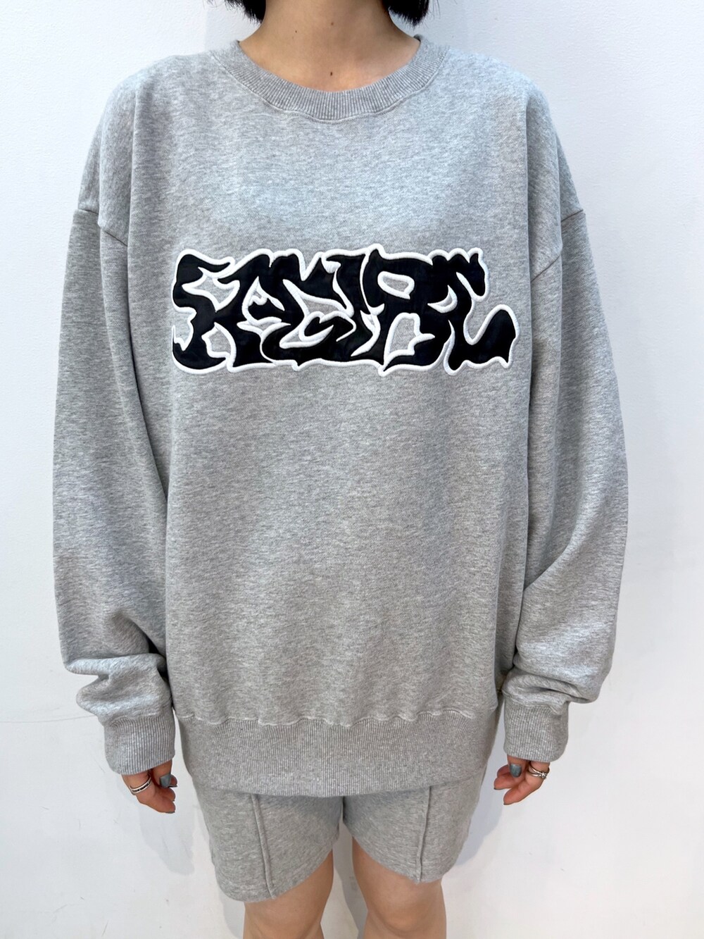 ブラック系のデニムジャケット、グレー系のスウェットパンツ、グレー系のスウェットを着用したレディースの秋コーディネートの6枚目の写真