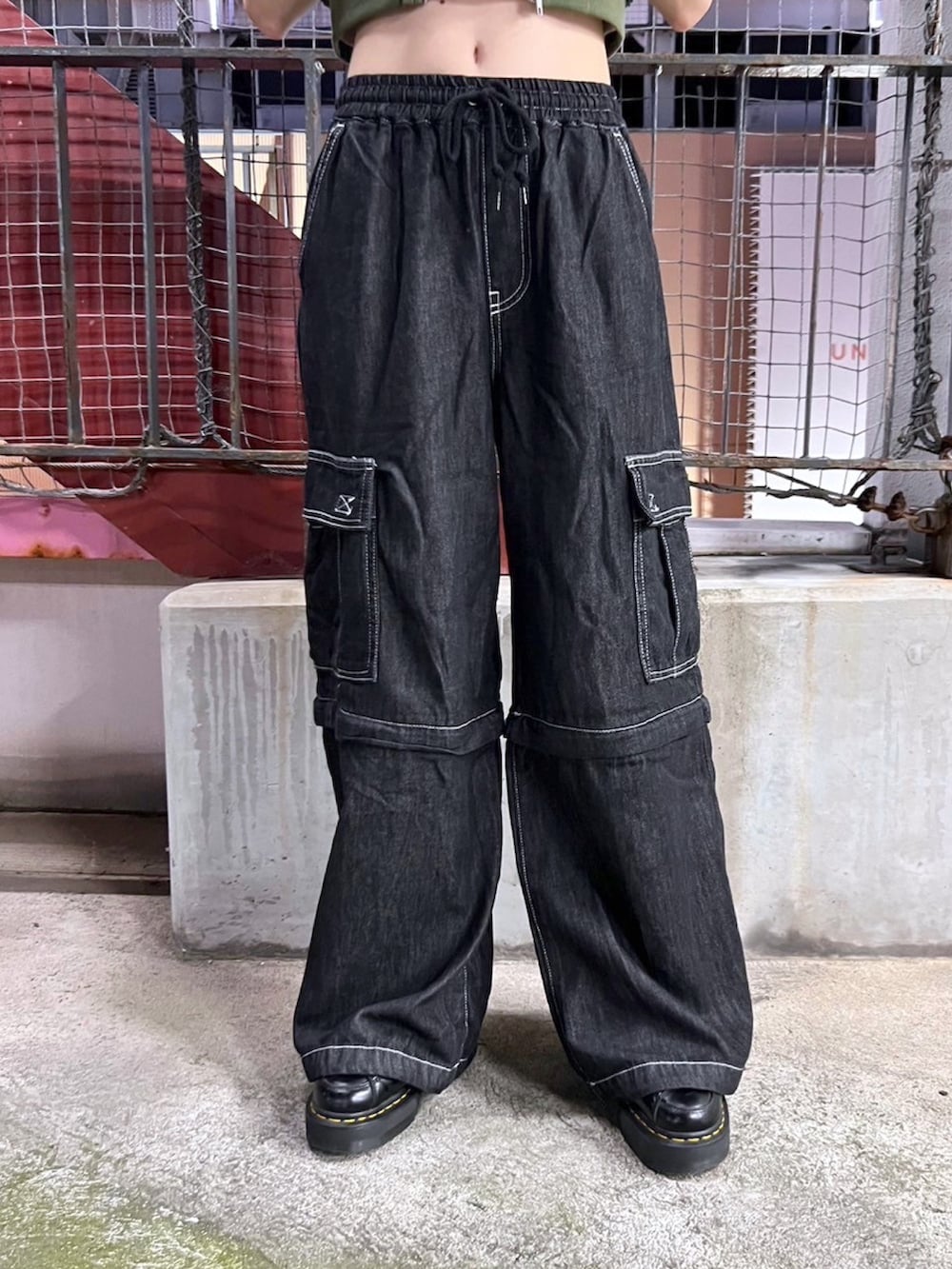 ブラック系のデニムパンツ、ホワイト系のTシャツ/カットソー、グリーン系のパーカーを着用したレディースの夏コーディネートの4枚目の写真