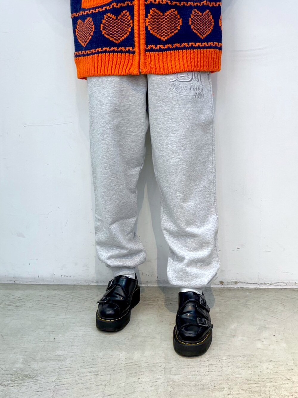 グレー系のスウェットパンツ、その他のカーディガン/ボレロ、ブラック系のハンチング/ベレー帽を着用したレディースの秋コーディネートの4枚目の写真