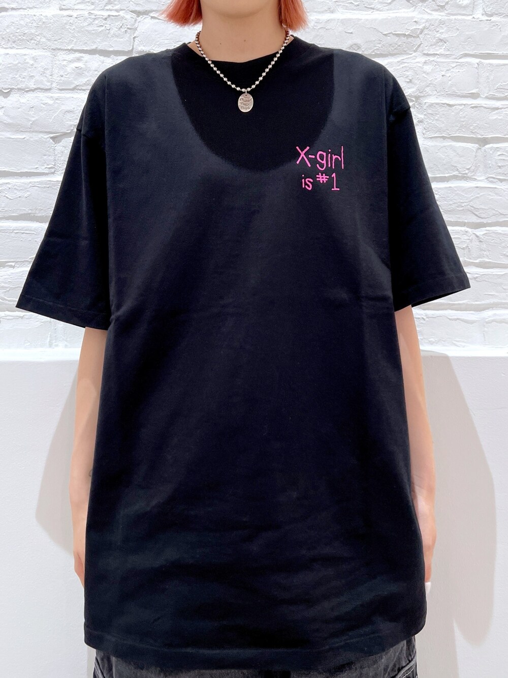 ブラック系のTシャツ/カットソー、ブラック系のカーゴパンツ、グレー系のニットキャップ/ビーニーを着用したレディースの夏コーディネートの2枚目の写真