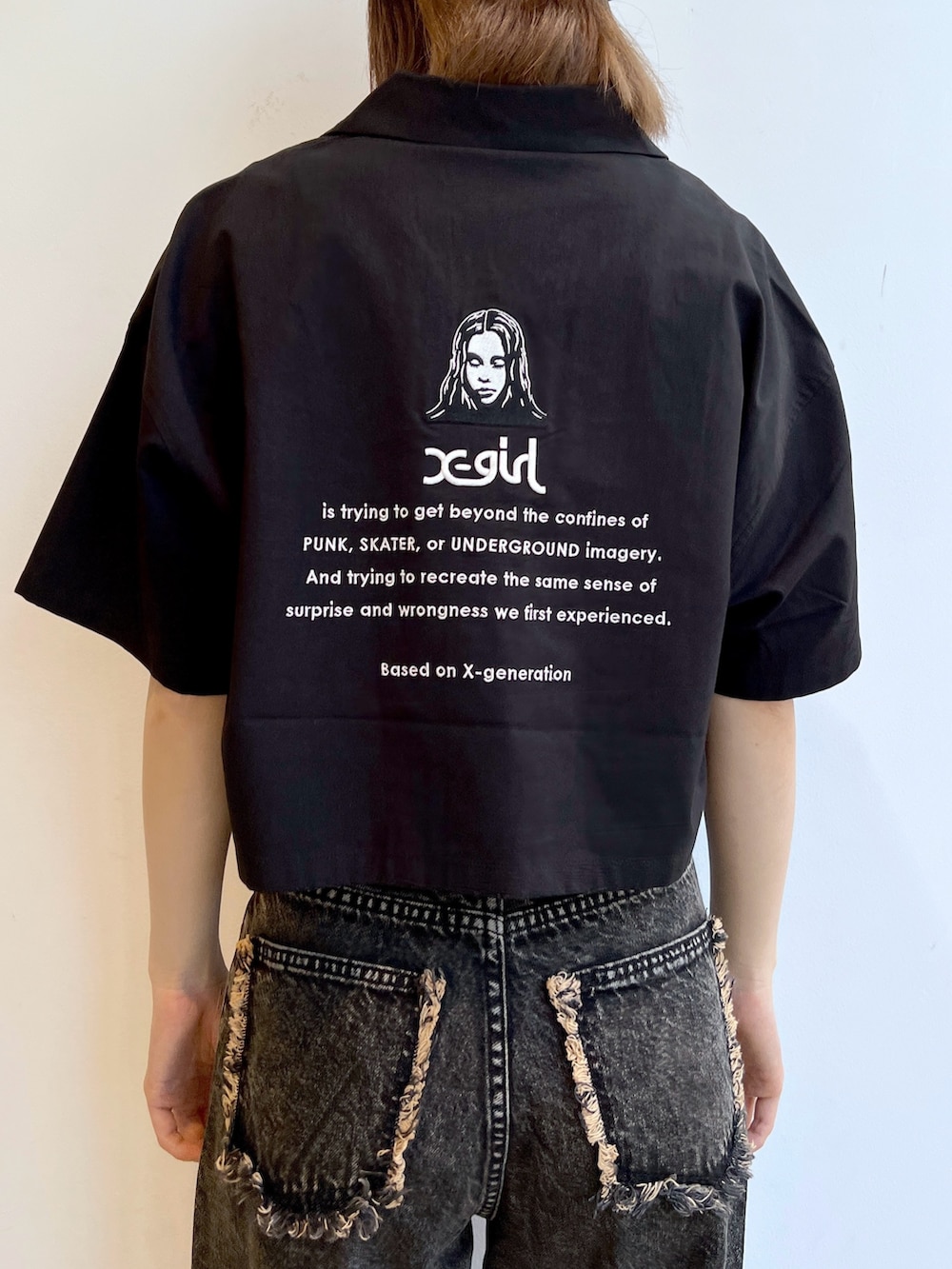 ブラック系のデニムパンツ、ブラック系のシャツ/ブラウス、ブラック系のニットキャップ/ビーニーを着用したレディースの春コーディネートの4枚目の写真