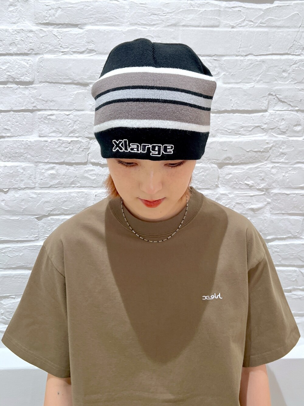 グレー系のその他パンツ、グリーン系のTシャツ/カットソー、ブラック系のニットキャップ/ビーニーを着用したレディースの春コーディネートの7枚目の写真