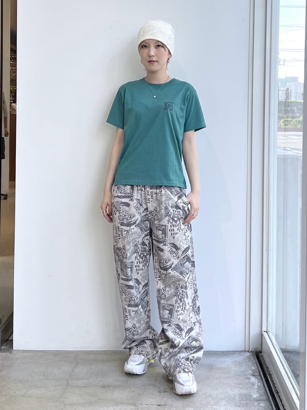 その他のその他パンツ、グリーン系のTシャツ/カットソー、ホワイト系のニットキャップ/ビーニーを着用したレディースの夏コーディネートの2枚目の写真