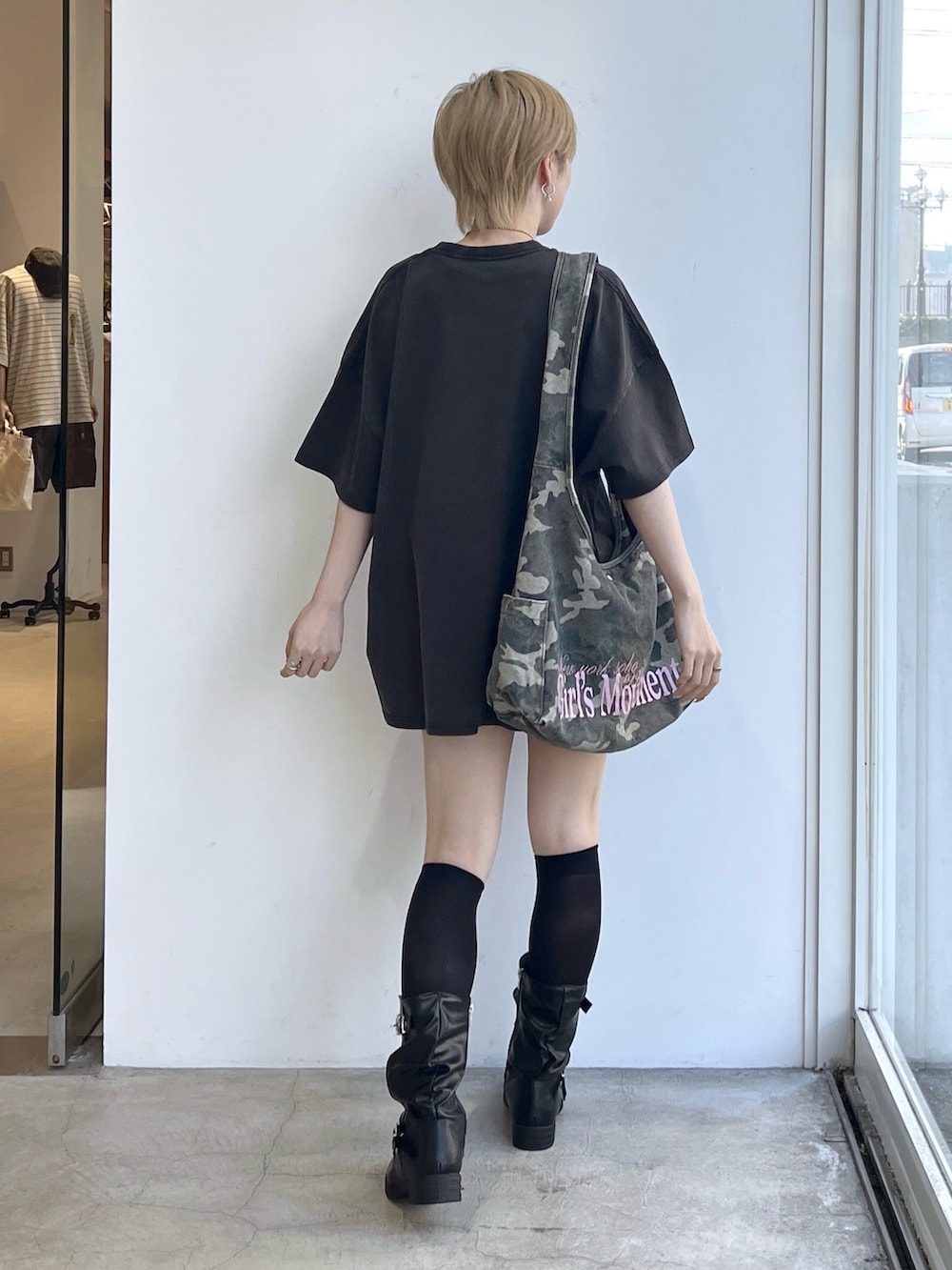 ブラック系のワンピース、その他のショルダーバッグ、シルバー系のネックレスを着用したレディースの夏コーディネートの2枚目の写真