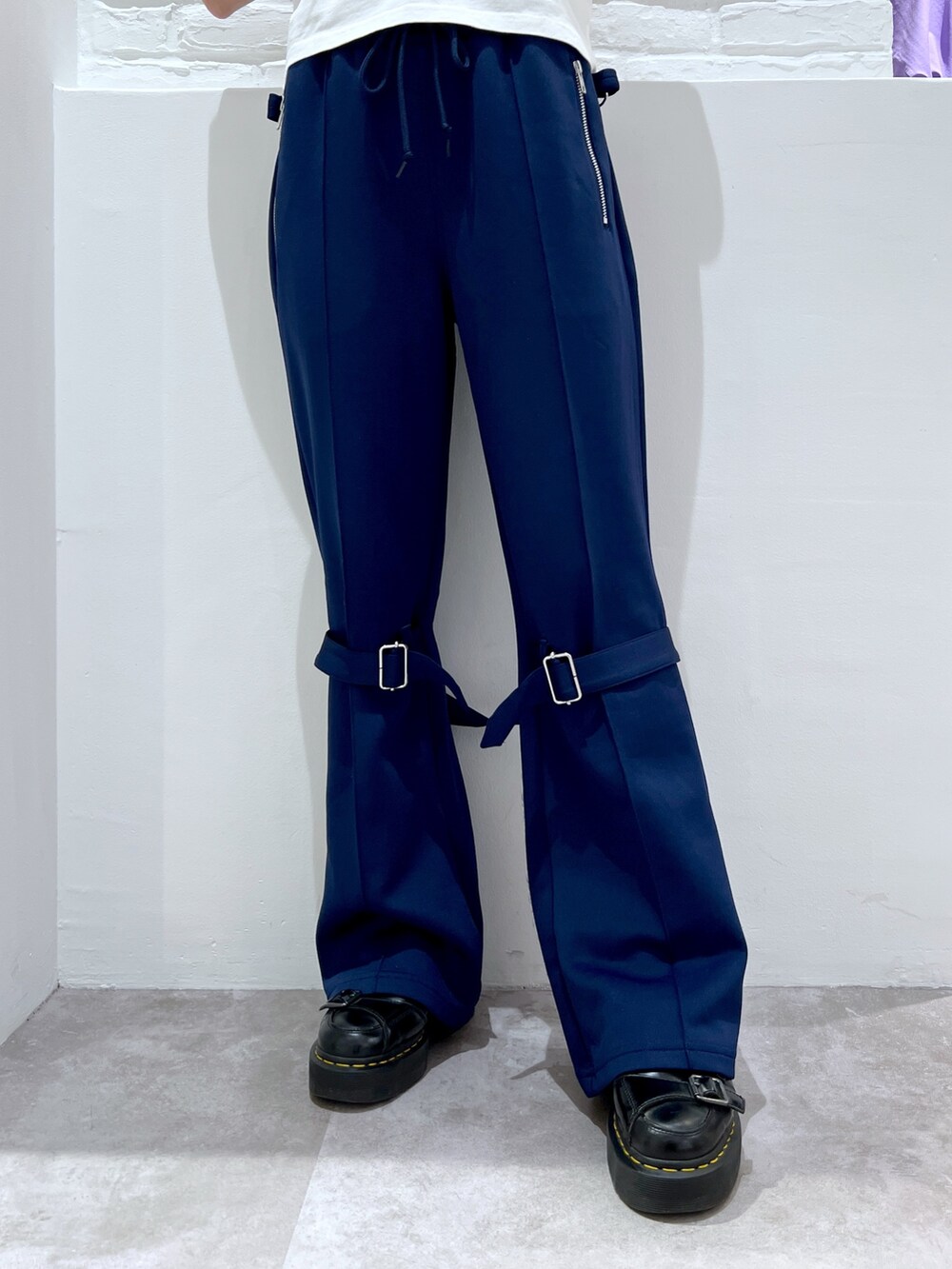 ブラック系のショルダーバッグ、ブルー系のその他パンツ、ホワイト系のTシャツ/カットソーを着用したレディースの夏コーディネートの4枚目の写真