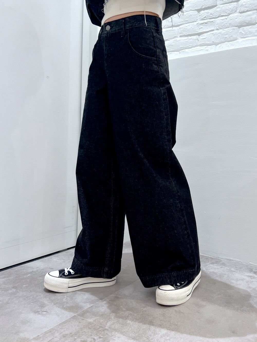 ブラック系のデニムパンツ、ホワイト系のTシャツ/カットソー、ブラック系のデニムジャケットを着用したレディースの冬コーディネートの5枚目の写真