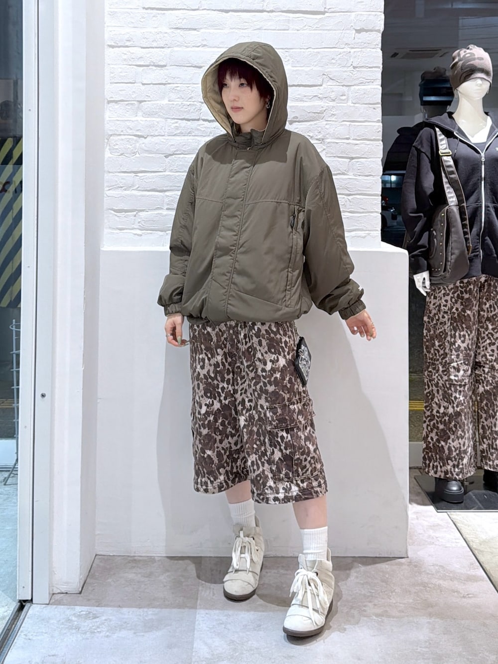 ベージュ系のカーゴパンツ、グリーン系のその他アウター、ブラック系のコインケースを着用したレディースの秋コーディネートの2枚目の写真