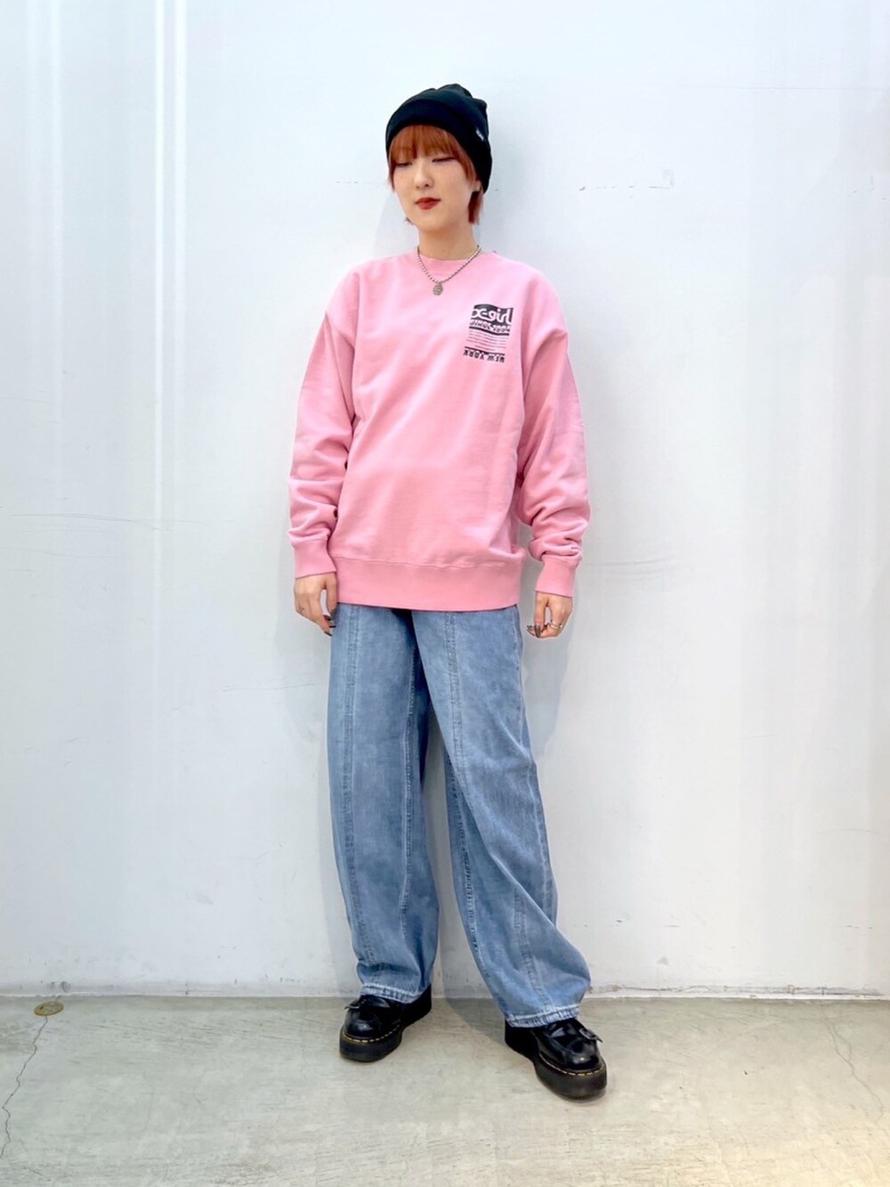 ピンク系のスウェット、ブルー系のデニムパンツ、ブラック系のニットキャップ/ビーニーを着用したレディースの冬コーディネートの2枚目の写真