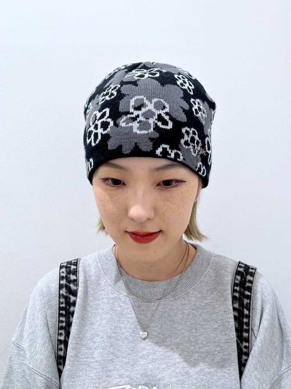 ブラック系のその他パンツ、ブラック系のトートバッグ、グレー系のスウェットを着用したレディースの秋コーディネートの7枚目の写真