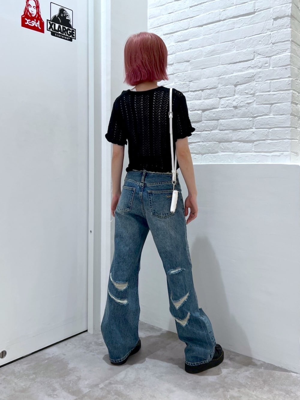 ホワイト系のTシャツ/カットソー、ブラック系のカーディガン/ボレロ、ブルー系のデニムパンツを着用したレディースの春コーディネートの2枚目の写真