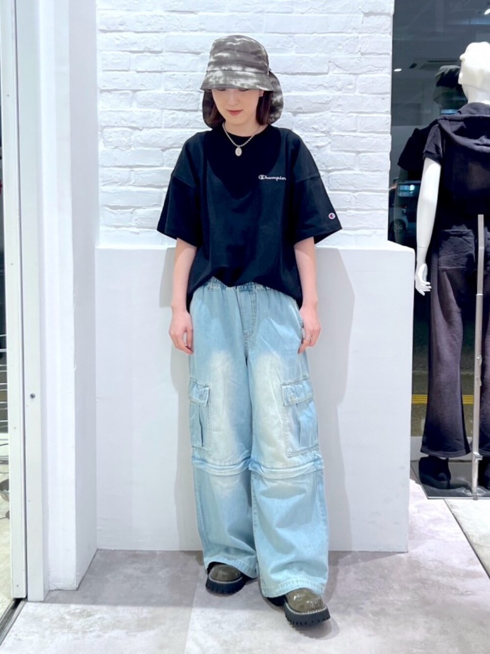 ブルー系のデニムパンツ、ブラック系のTシャツ/カットソー、その他のハットを着用したレディースの春コーディネートの2枚目の写真