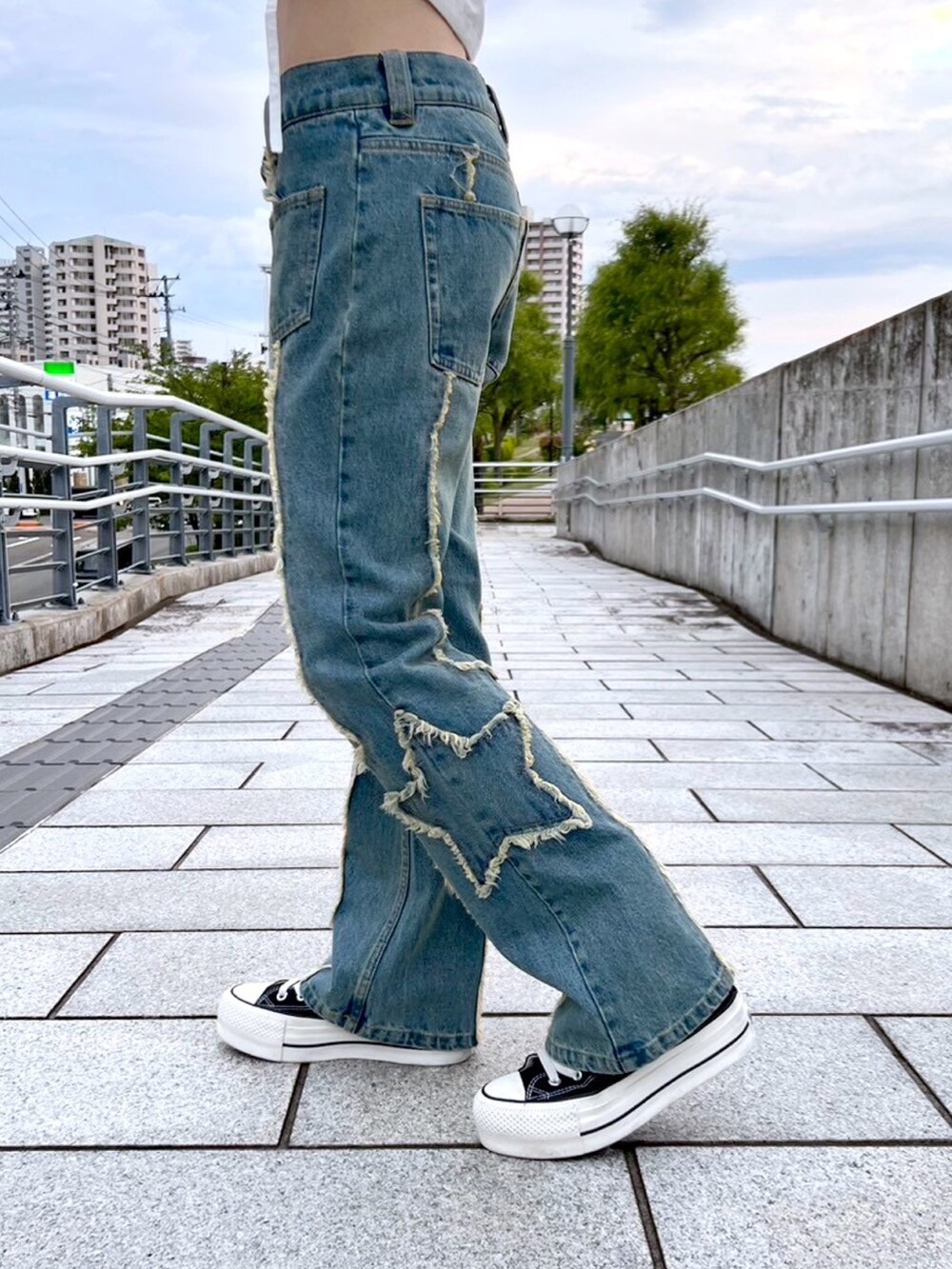 ブルー系のデニムパンツ、ホワイト系のキャミソール、ホワイト系のシャツ/ブラウスを着用したレディースの夏コーディネートの6枚目の写真