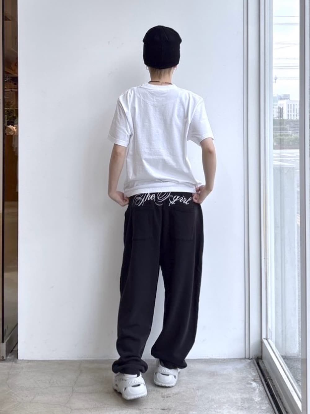 ホワイト系のTシャツ/カットソー、ブラック系のスウェットパンツ、ブラック系のニットキャップ/ビーニーを着用したレディースの夏コーディネートの2枚目の写真