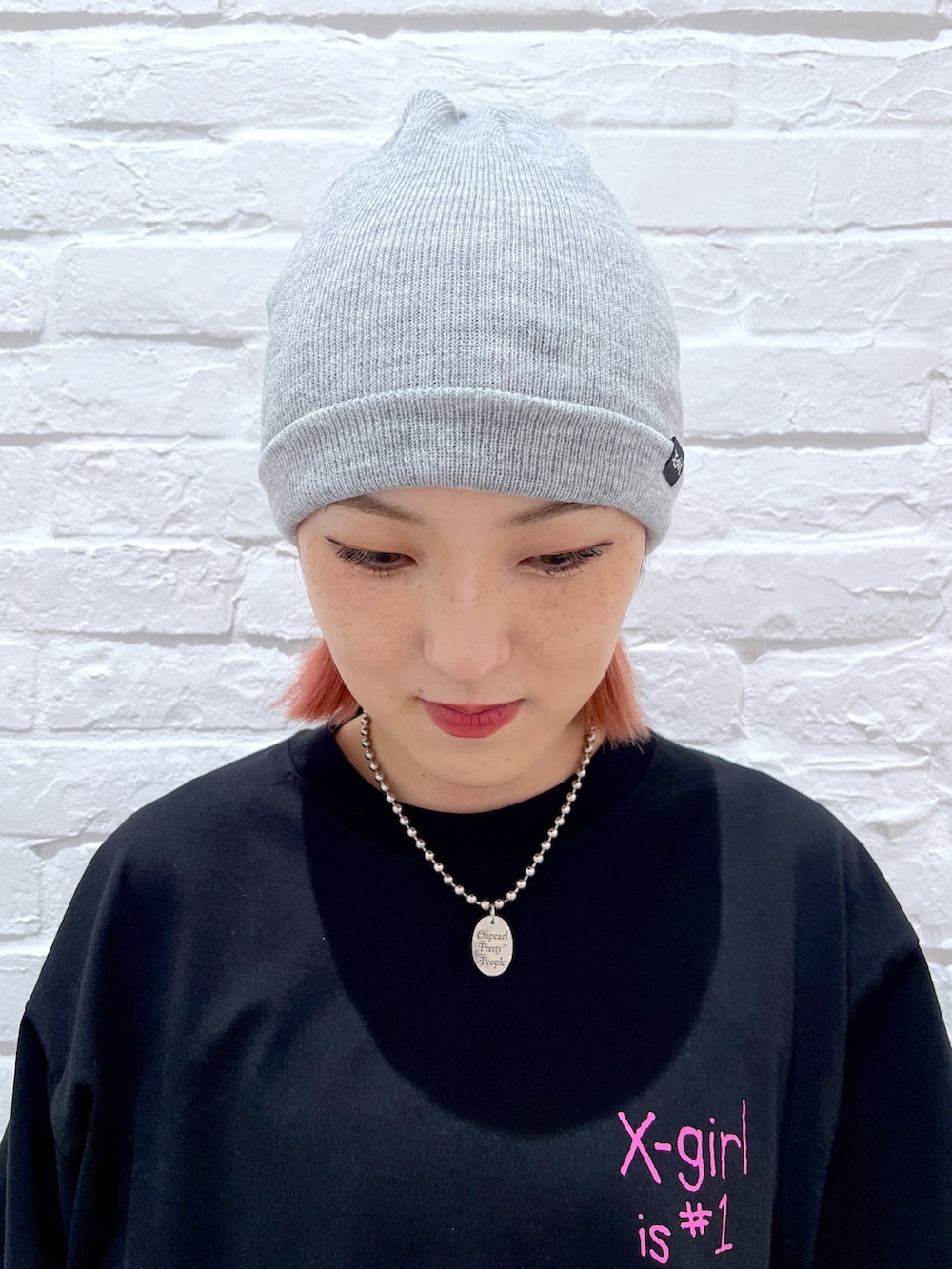 ブラック系のTシャツ/カットソー、ブラック系のカーゴパンツ、グレー系のニットキャップ/ビーニーを着用したレディースの夏コーディネートの6枚目の写真