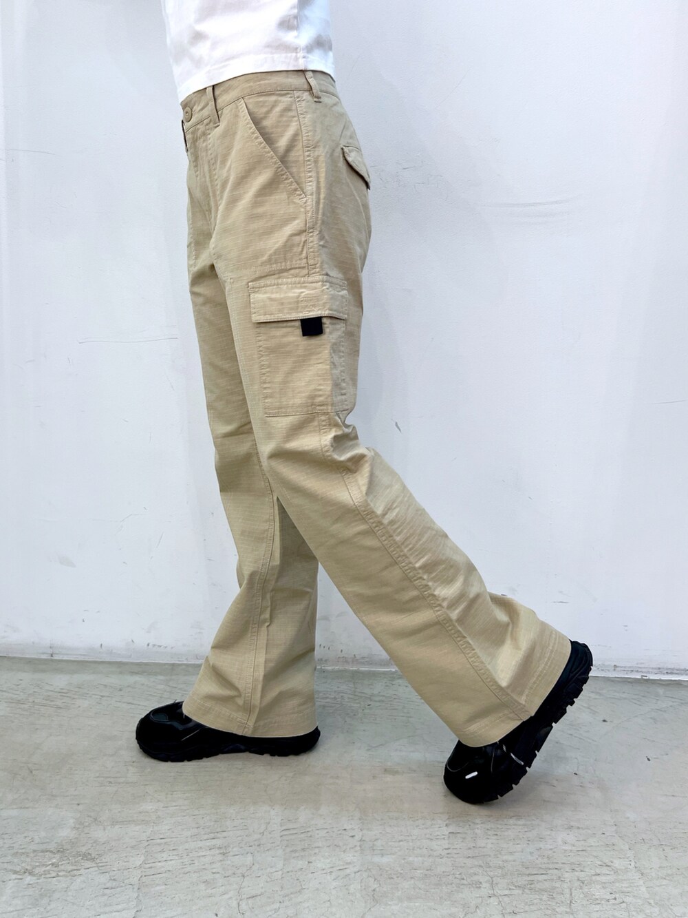 ベージュ系のその他パンツ、ブラック系のショルダーバッグ、ホワイト系のTシャツ/カットソーを着用したレディースの夏コーディネートの4枚目の写真