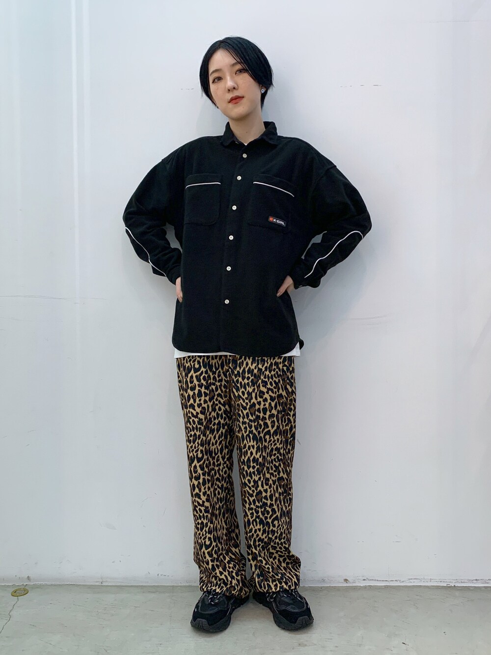 ベージュ系のその他パンツ、ホワイト系のTシャツ/カットソー、ブラック系のシャツ/ブラウスを着用したレディースの冬コーディネートの2枚目の写真