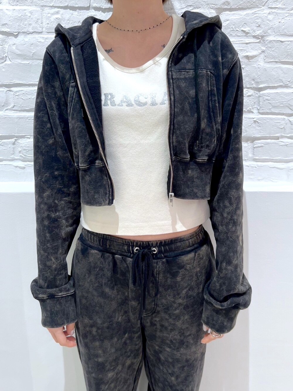 ブラック系のスウェットパンツ、ホワイト系のTシャツ/カットソー、ブラック系のパーカーを着用したレディースの春コーディネートの5枚目の写真