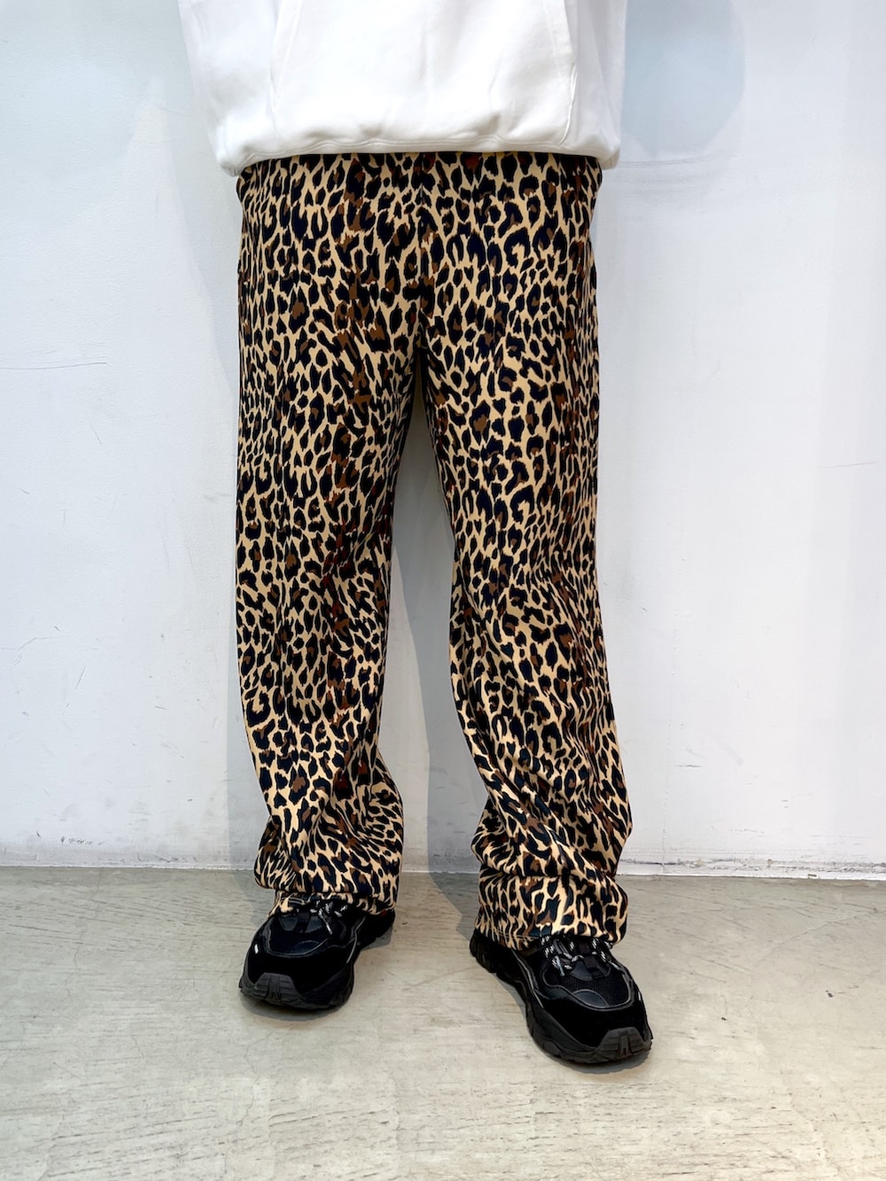 ベージュ系のその他パンツ、ホワイト系のパーカー、ブラック系のキャップを着用したレディースの秋コーディネートの4枚目の写真