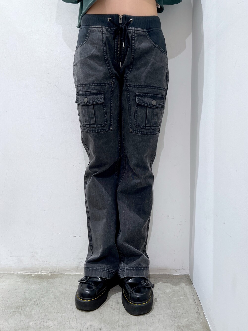 ブラック系のその他パンツ、グリーン系のスウェット、ブラック系のニットキャップ/ビーニーを着用したレディースの秋コーディネートの4枚目の写真