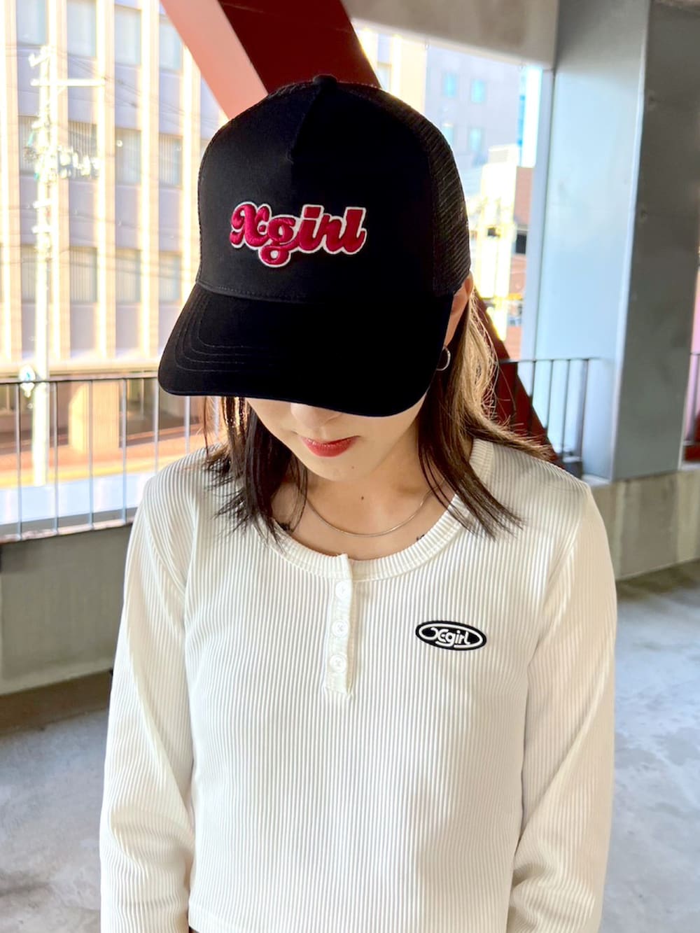 ブルー系のスウェットパンツ、ホワイト系のTシャツ/カットソー、ブラック系のキャップを着用したレディースの夏コーディネートの5枚目の写真