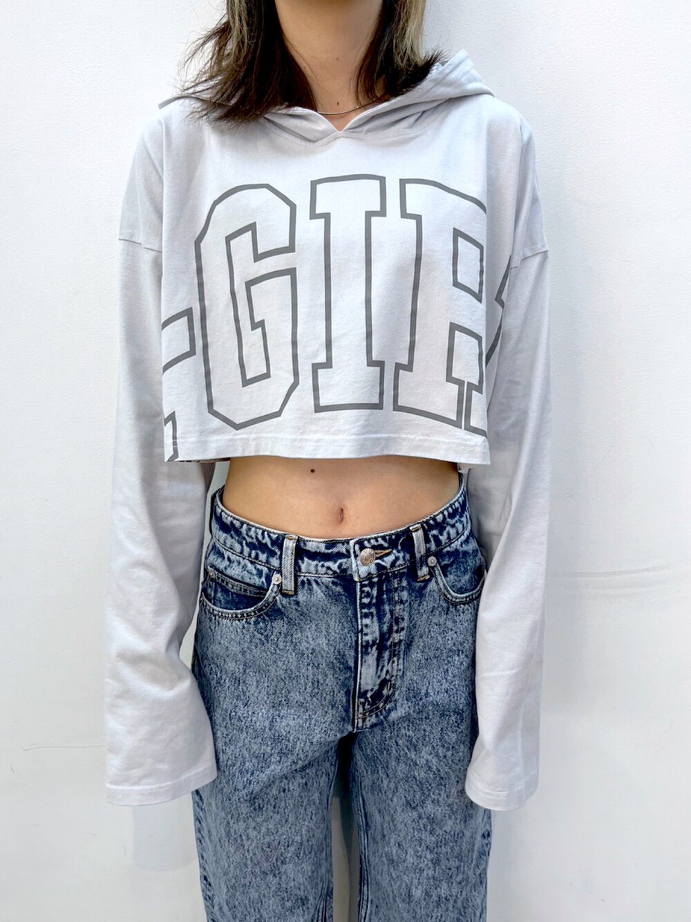 ブルー系のデニムパンツ、グレー系のパーカー、ブラック系のキャップを着用したレディースの夏コーディネートの3枚目の写真