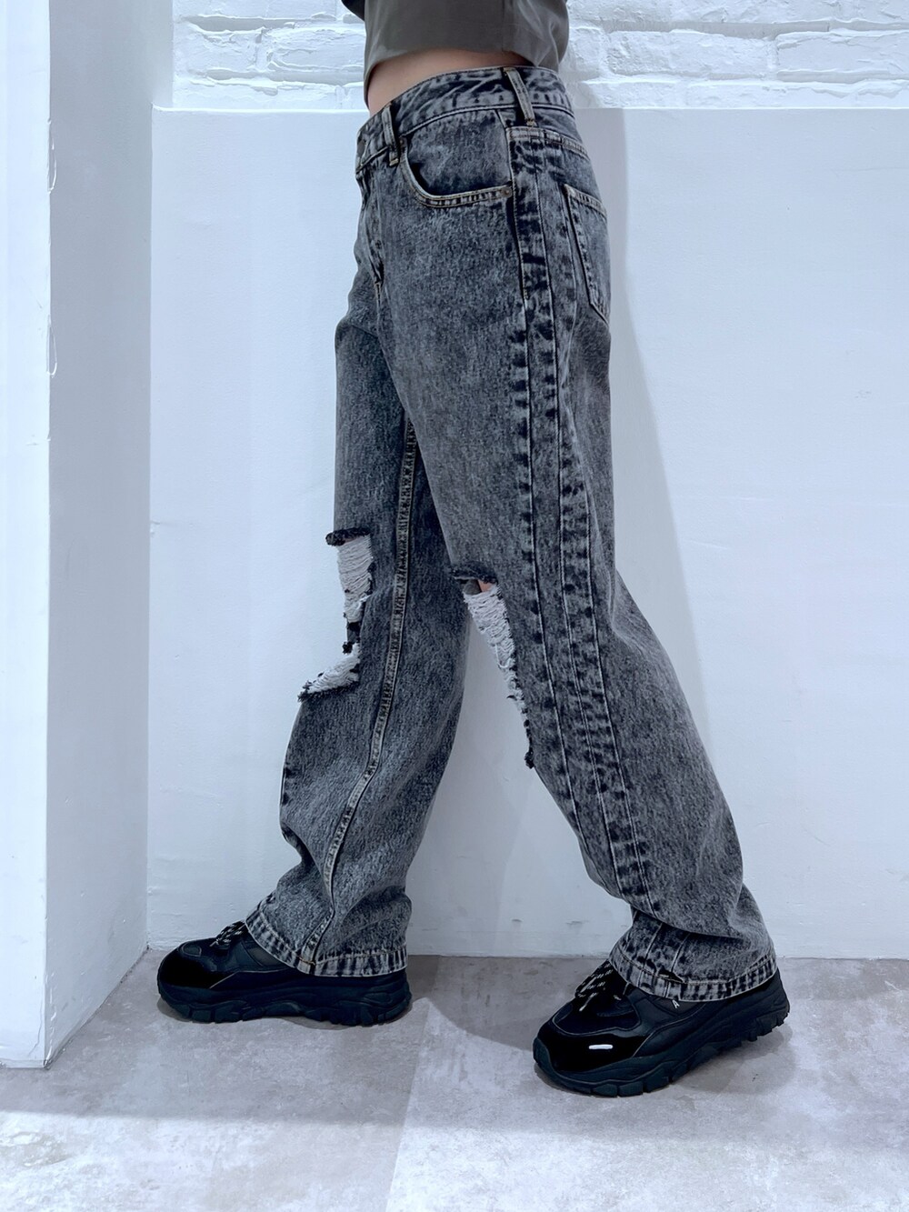 ブラック系のデニムパンツ、グリーン系のTシャツ/カットソー、ブラック系のニットキャップ/ビーニーを着用したレディースの秋コーディネートの4枚目の写真