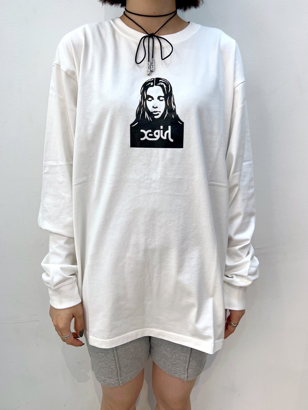 ブラック系のブーツ、グレー系のスウェットパンツ、ホワイト系のTシャツ/カットソーを着用したレディースの秋コーディネートの3枚目の写真