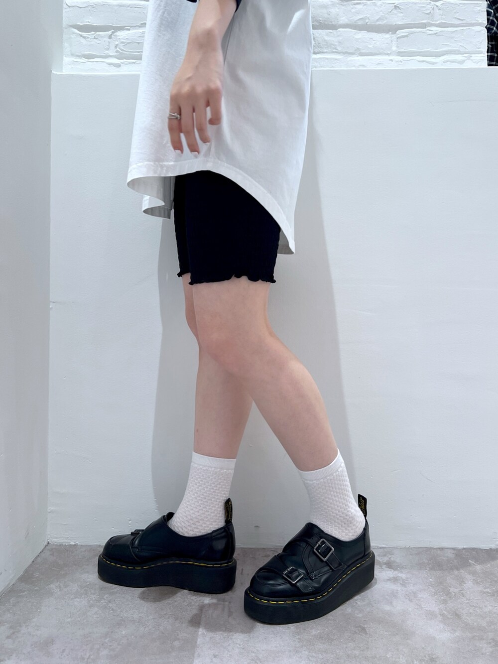 ブラック系のその他パンツ、ホワイト系のワンピース、ブラック系のハットを着用したレディースの夏コーディネートの6枚目の写真