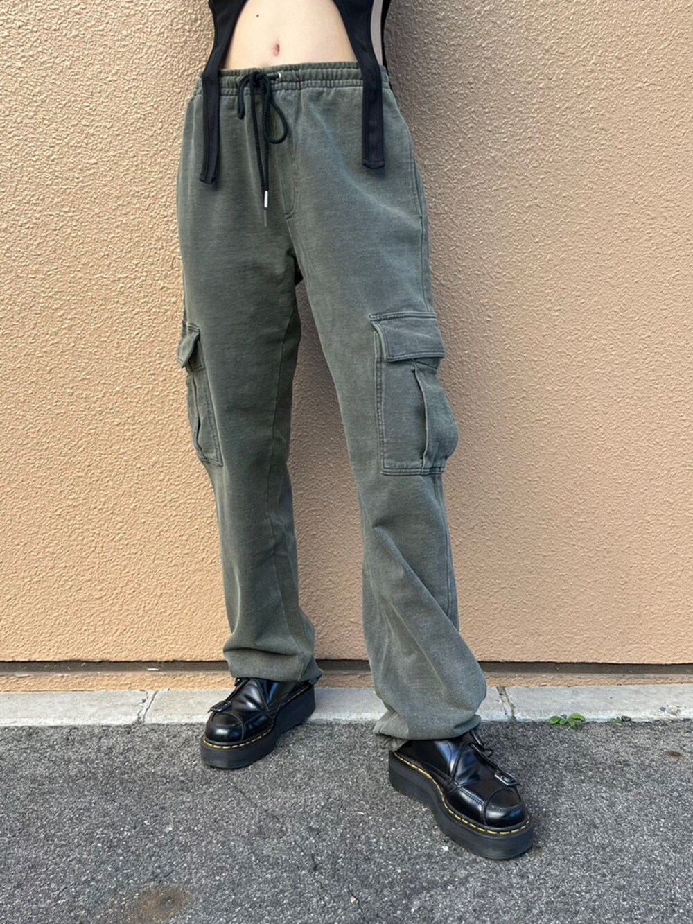 グリーン系のスウェットパンツ、ブラック系のTシャツ/カットソー、グレー系のニットキャップ/ビーニーを着用したレディースの秋コーディネートの4枚目の写真