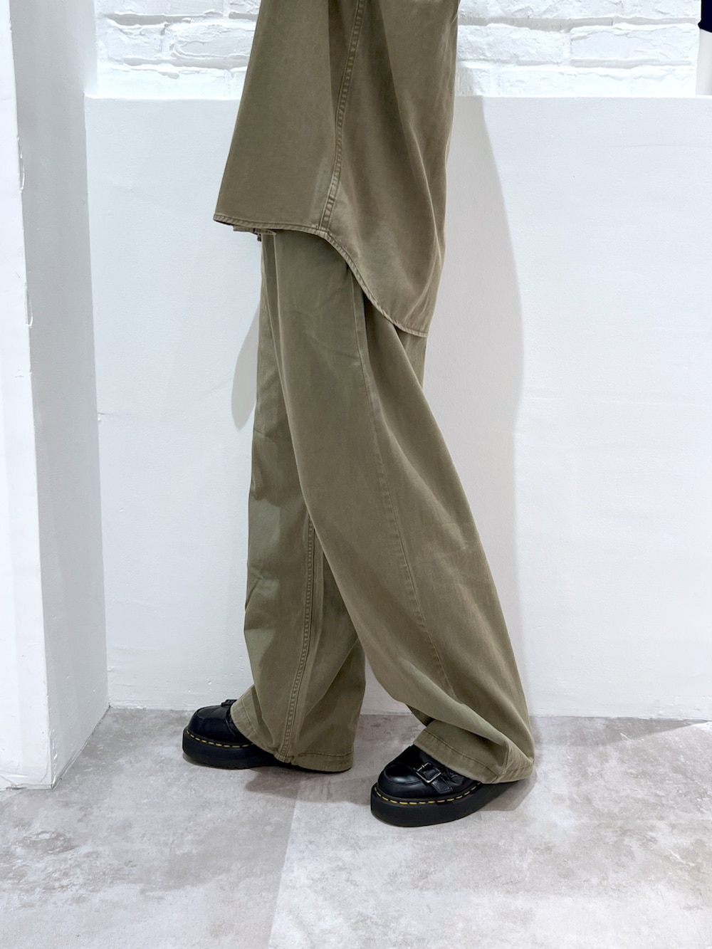 グリーン系のその他パンツ、その他のタンクトップ、グリーン系のシャツ/ブラウスを着用したレディースの春コーディネートの5枚目の写真