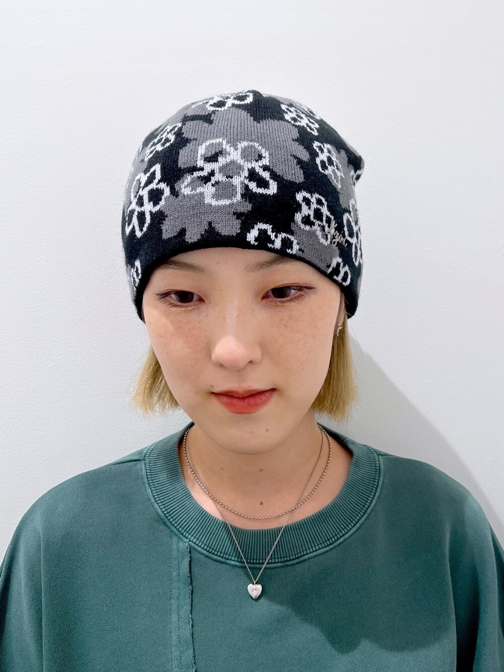 ブラック系のその他パンツ、グリーン系のスウェット、ブラック系のニットキャップ/ビーニーを着用したレディースの秋コーディネートの6枚目の写真