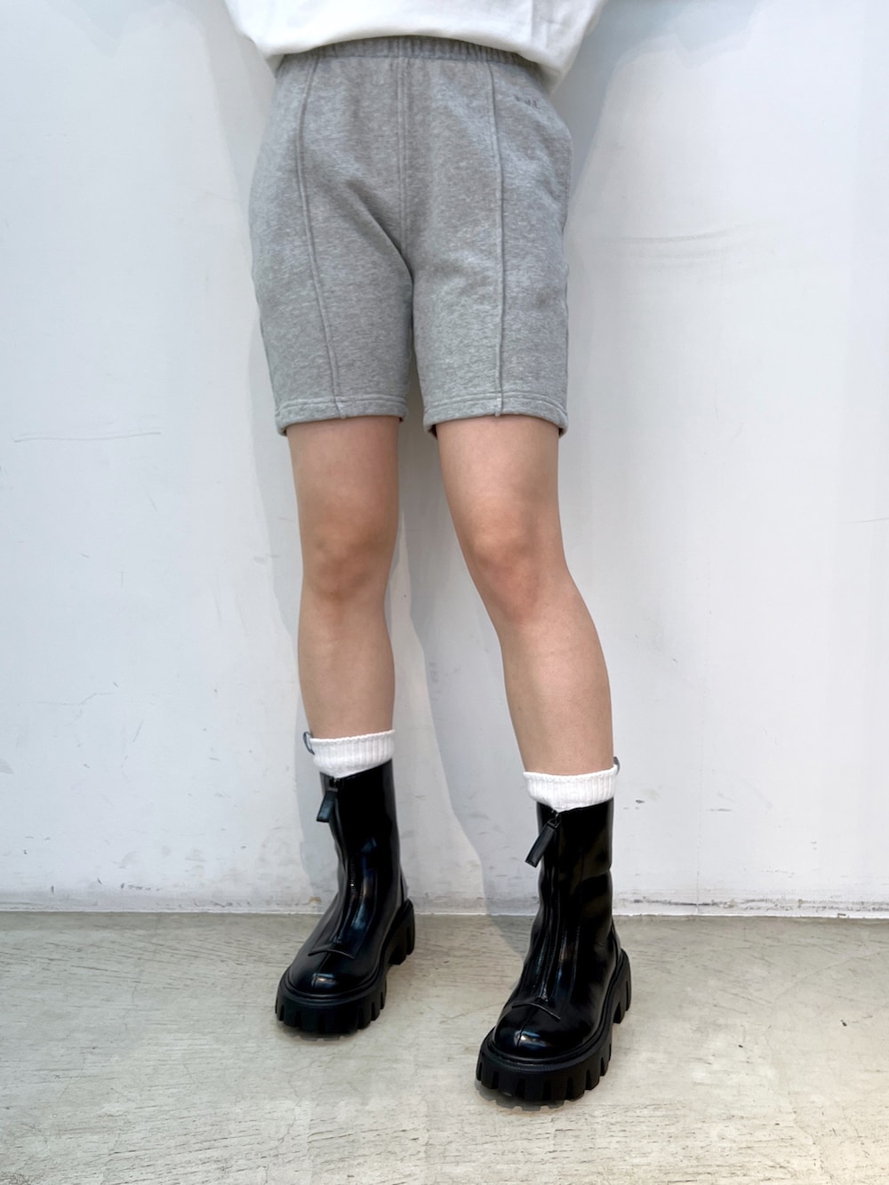 ブラック系のブーツ、グレー系のスウェットパンツ、ホワイト系のTシャツ/カットソーを着用したレディースの秋コーディネートの5枚目の写真