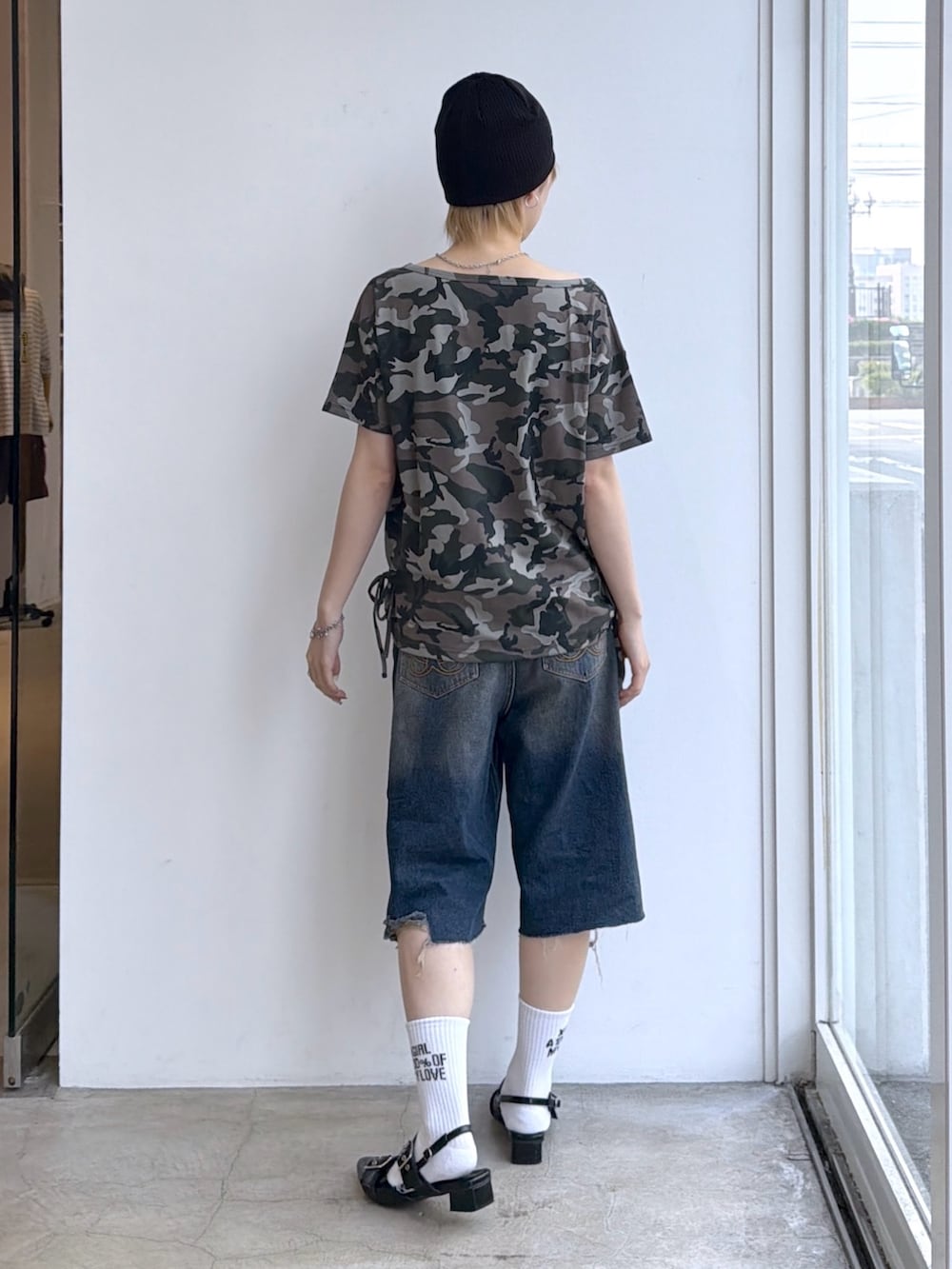 ブルー系のデニムパンツ、その他のTシャツ/カットソー、ホワイト系のソックス/靴下を着用したレディースの夏コーディネートの2枚目の写真