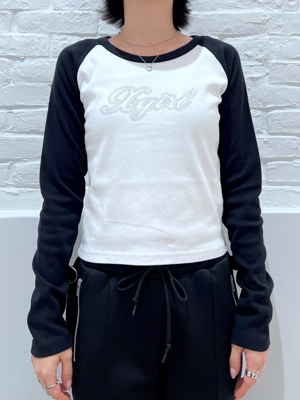 ブラック系のその他パンツ、ホワイト系のTシャツ/カットソー、ブラック系のキャスケットを着用したレディースの秋コーディネートの5枚目の写真