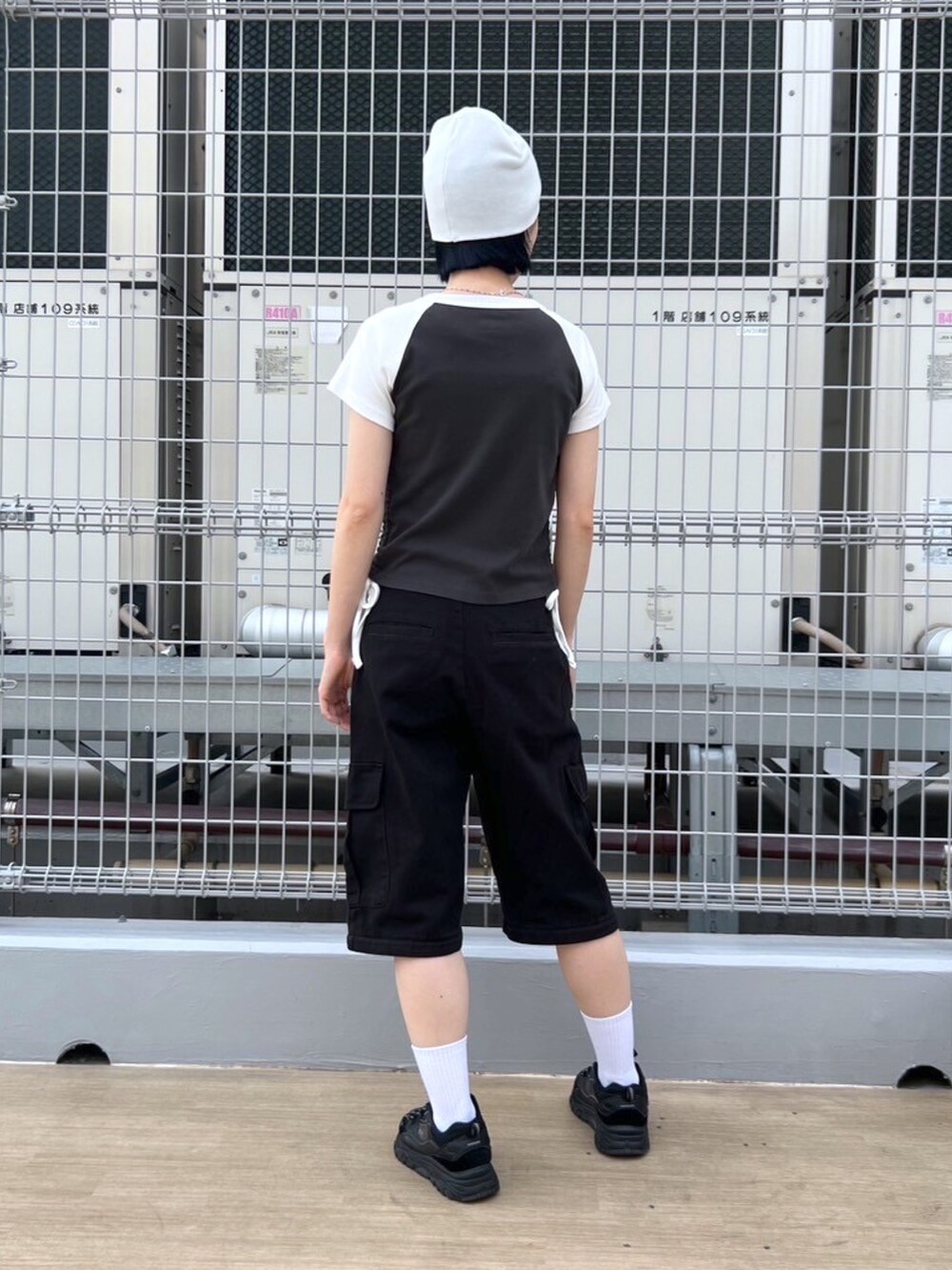 ブラック系のカーゴパンツ、グレー系のTシャツ/カットソー、ホワイト系のニットキャップ/ビーニーを着用したレディースの夏コーディネートの2枚目の写真