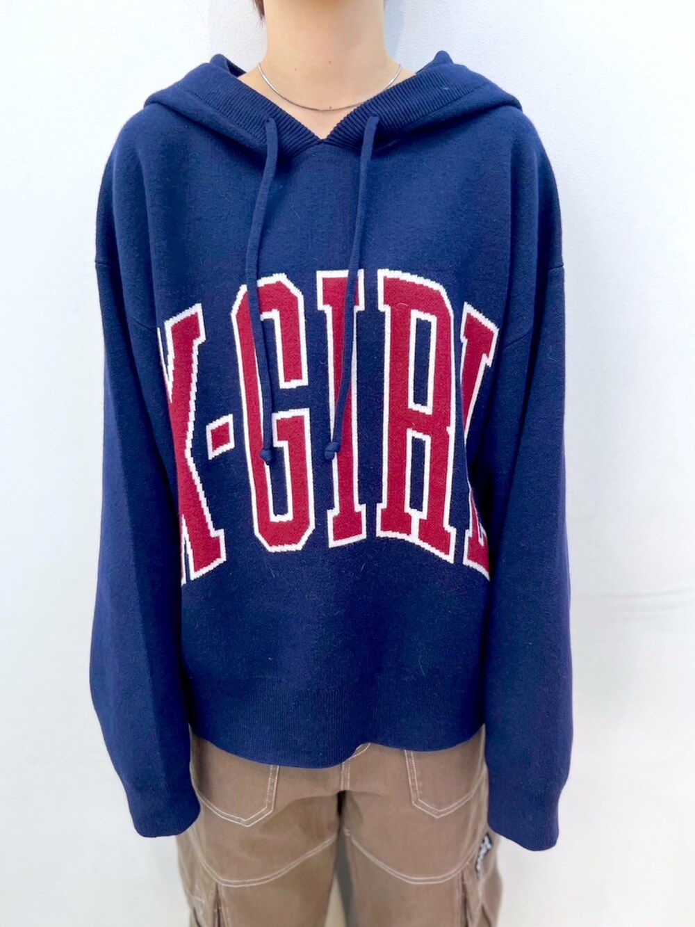 グリーン系のカーゴパンツ、ブルー系のニット/セーター、ブラック系のキャップを着用したレディースの秋コーディネートの3枚目の写真