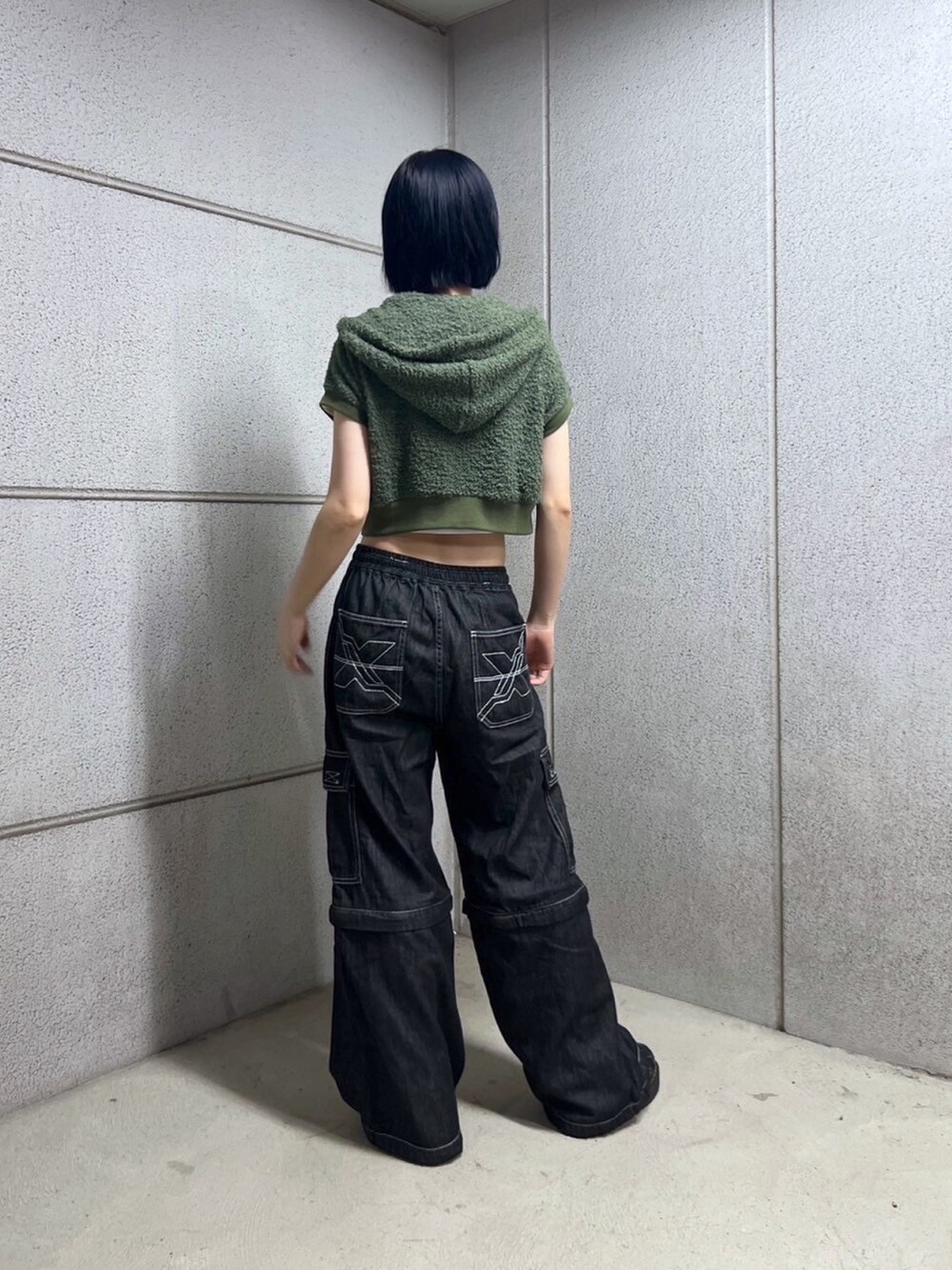 ブラック系のデニムパンツ、ホワイト系のTシャツ/カットソー、グリーン系のパーカーを着用したレディースの夏コーディネートの2枚目の写真