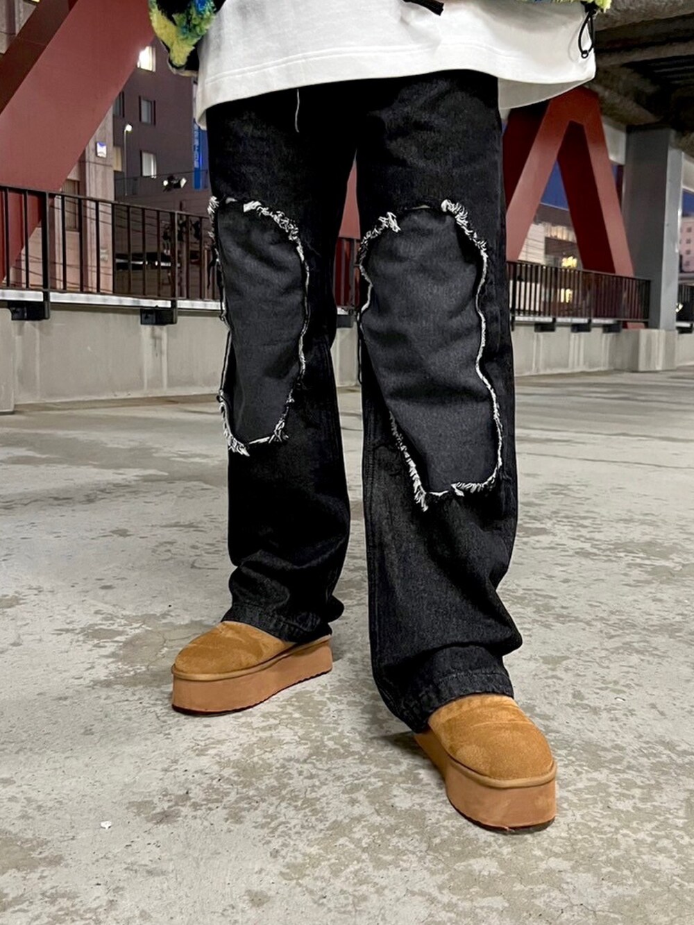 ブラック系のデニムパンツ、その他のブルゾン、ホワイト系のスウェットを着用したレディースの秋コーディネートの3枚目の写真