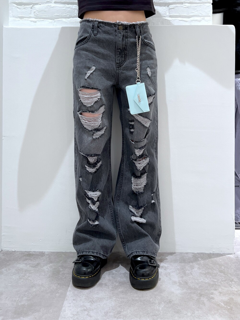 「x-girl、デニムパンツ、ダメージデニムパンツ、パンツスタイル、ブラックコーデ、ショート丈トップス、メンズライク、シンプルコーデ、春夏コーデ、夏コーデ、お出かけコーデ、初夏コーデ、着回しコーデ、おしゃれさんと繋がりたい」｜「X-girlのRIPPED DENIM PANTS（デニムパンツ、ブラック系）」を使った、小島えみるさん（レディース・165cm）の春コーディネートの4枚目の写真