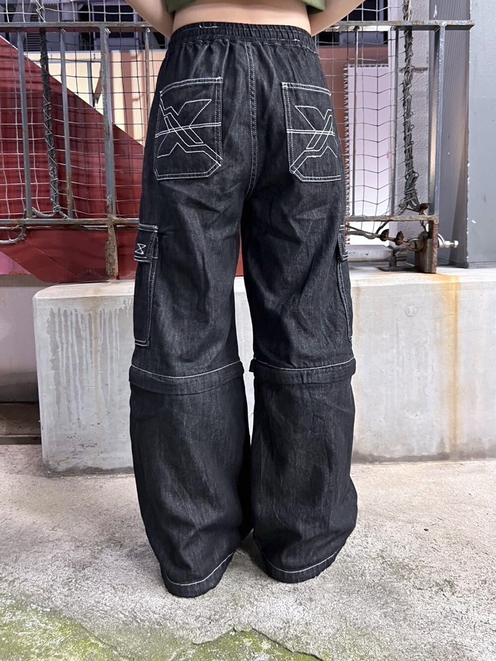 ブラック系のデニムパンツ、ホワイト系のTシャツ/カットソー、グリーン系のパーカーを着用したレディースの夏コーディネートの6枚目の写真