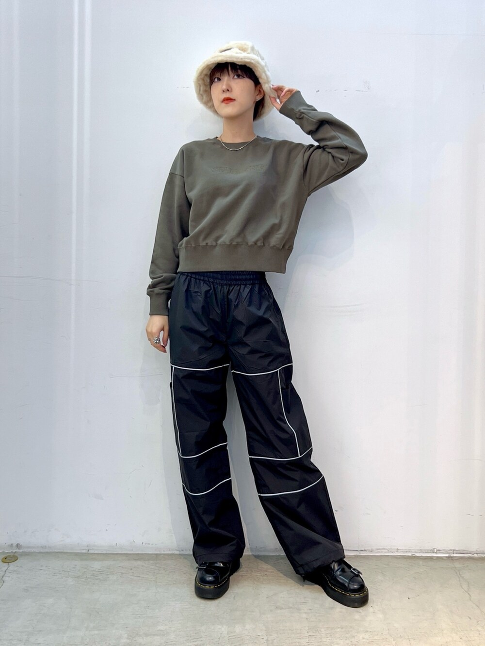 ブラック系のその他パンツ、グリーン系のスウェット、ホワイト系のハットを着用したレディースの秋コーディネートの2枚目の写真