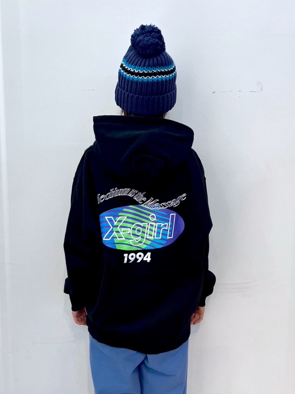 ブルー系のスウェットパンツ、ブラック系のパーカー、ブルー系のニットキャップ/ビーニーを着用したレディースの冬コーディネートの4枚目の写真