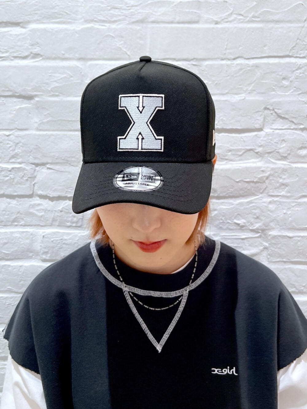 グレー系のその他パンツ、ホワイト系のTシャツ/カットソー、グレー系のベストを着用したレディースの春コーディネートの6枚目の写真