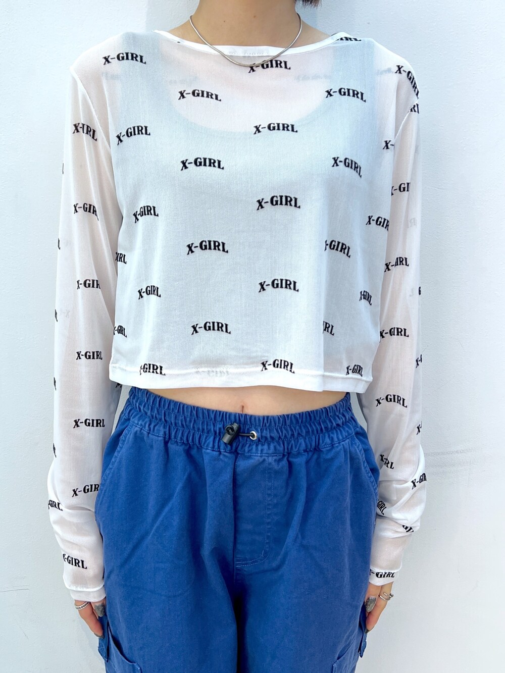 グリーン系のTシャツ/カットソー、ホワイト系のTシャツ/カットソー、ブルー系のその他パンツを着用したレディースの秋コーディネートの3枚目の写真