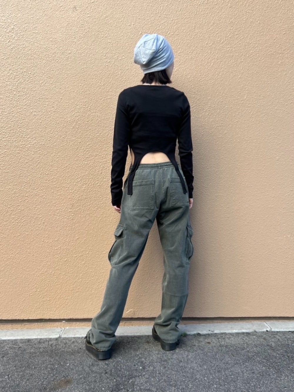 グリーン系のスウェットパンツ、ブラック系のTシャツ/カットソー、グレー系のニットキャップ/ビーニーを着用したレディースの秋コーディネートの2枚目の写真