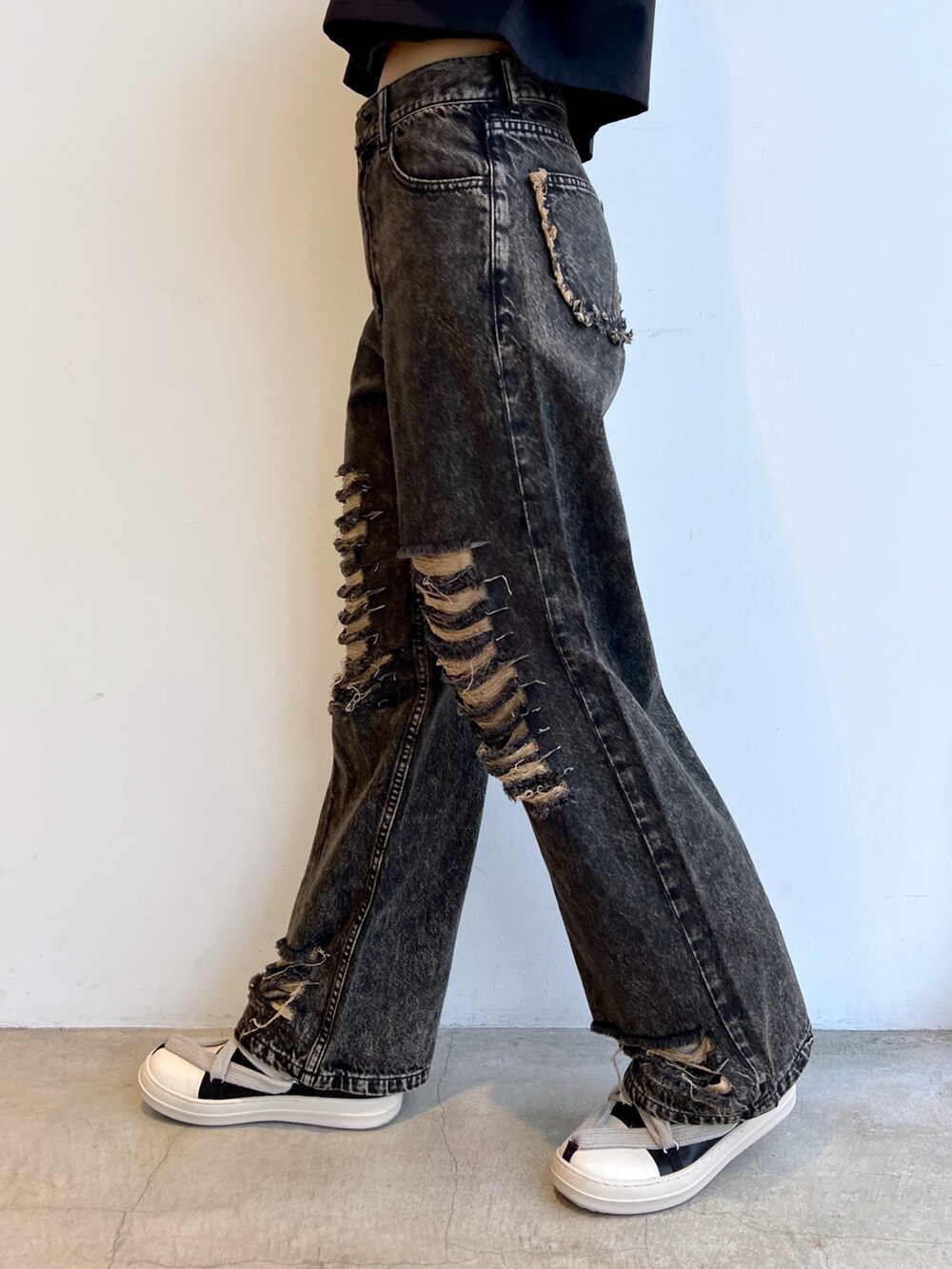 ブラック系のデニムパンツ、ブラック系のシャツ/ブラウス、ブラック系のニットキャップ/ビーニーを着用したレディースの春コーディネートの6枚目の写真