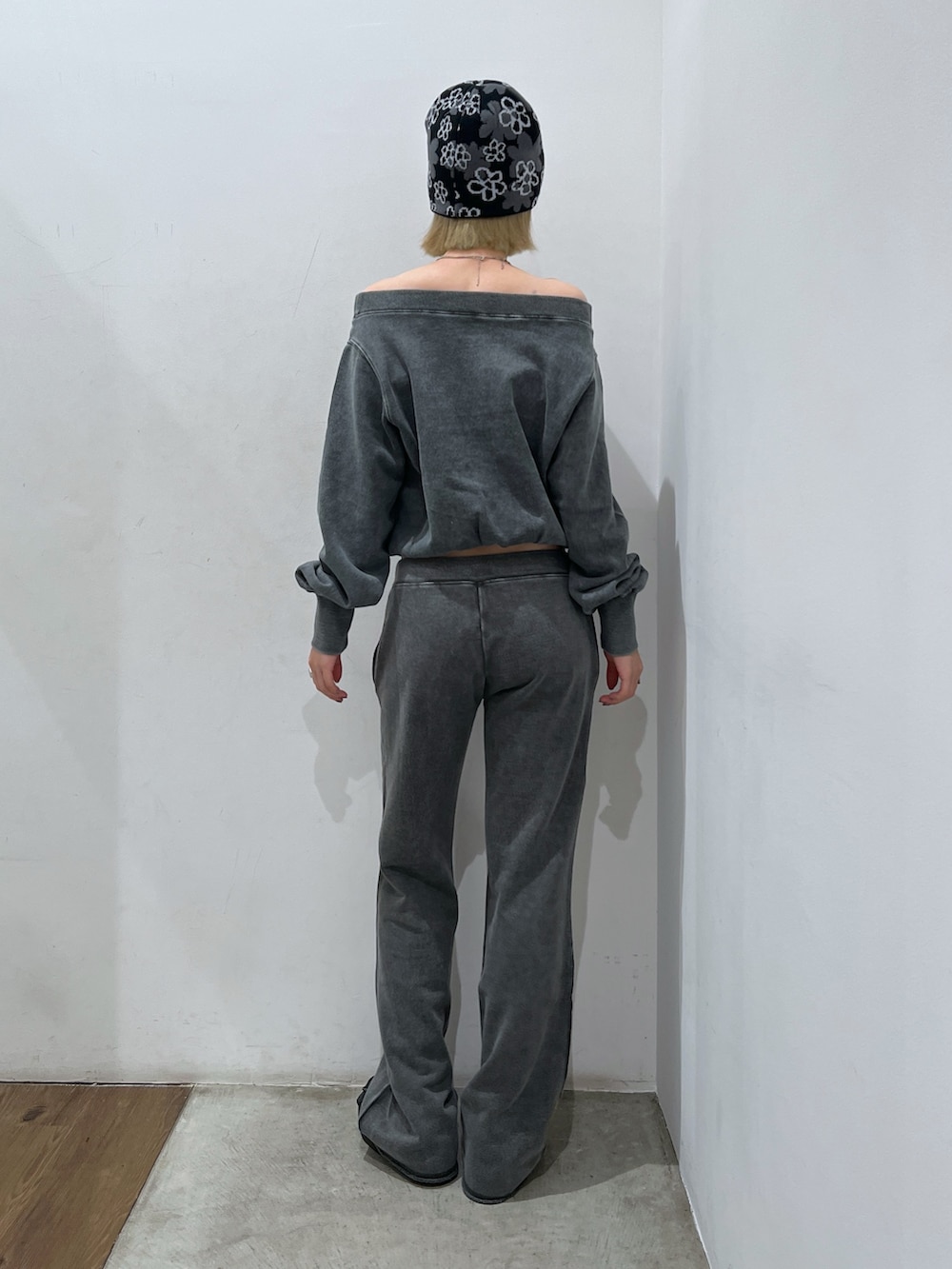 グレー系のスウェットパンツ、グレー系のスウェット、ブラック系のニットキャップ/ビーニーを着用したレディースの秋コーディネートの2枚目の写真