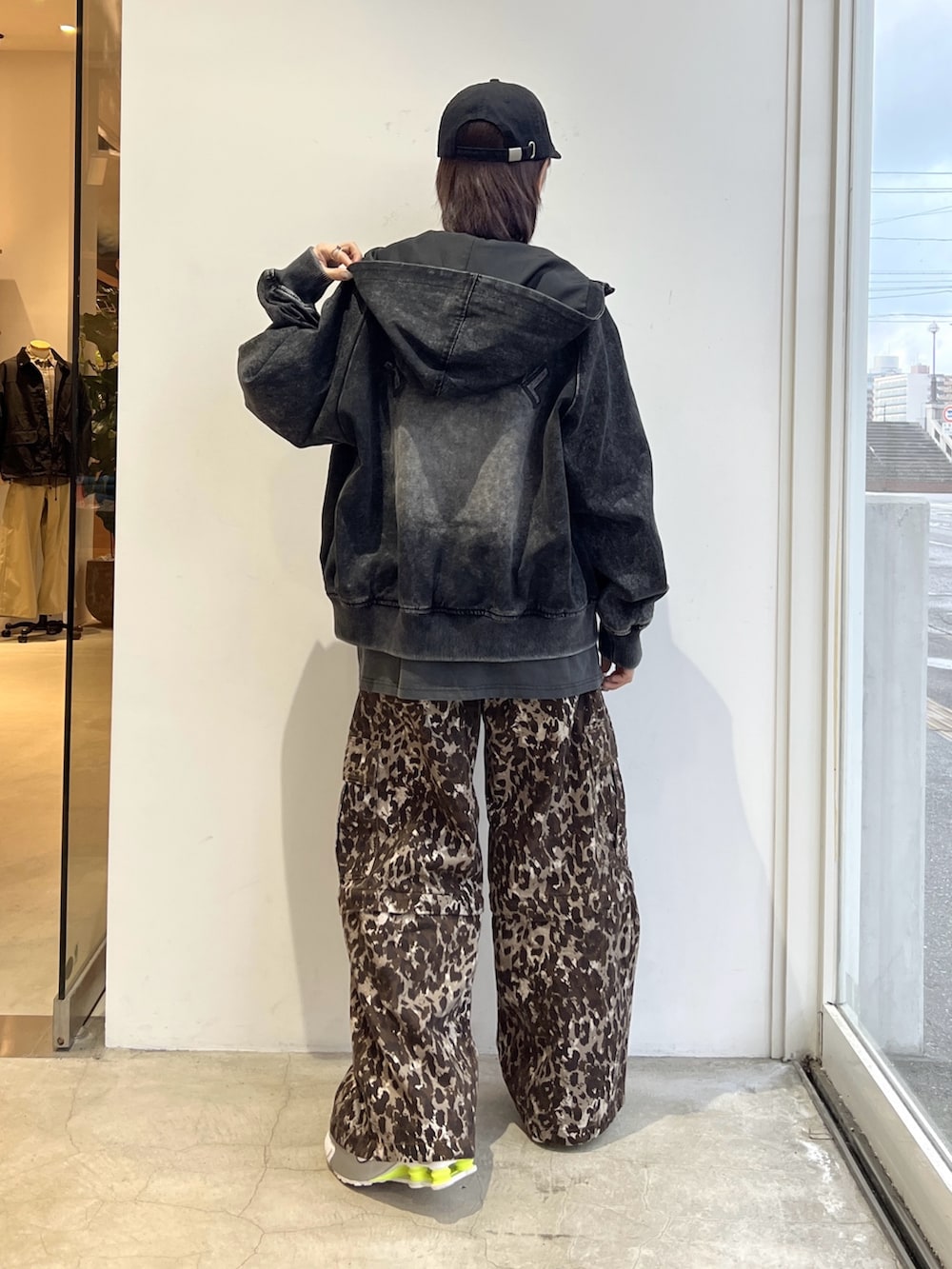 ベージュ系のカーゴパンツ、ブラック系のTシャツ/カットソー、ブラック系のブルゾンを着用したレディースの冬コーディネートの2枚目の写真