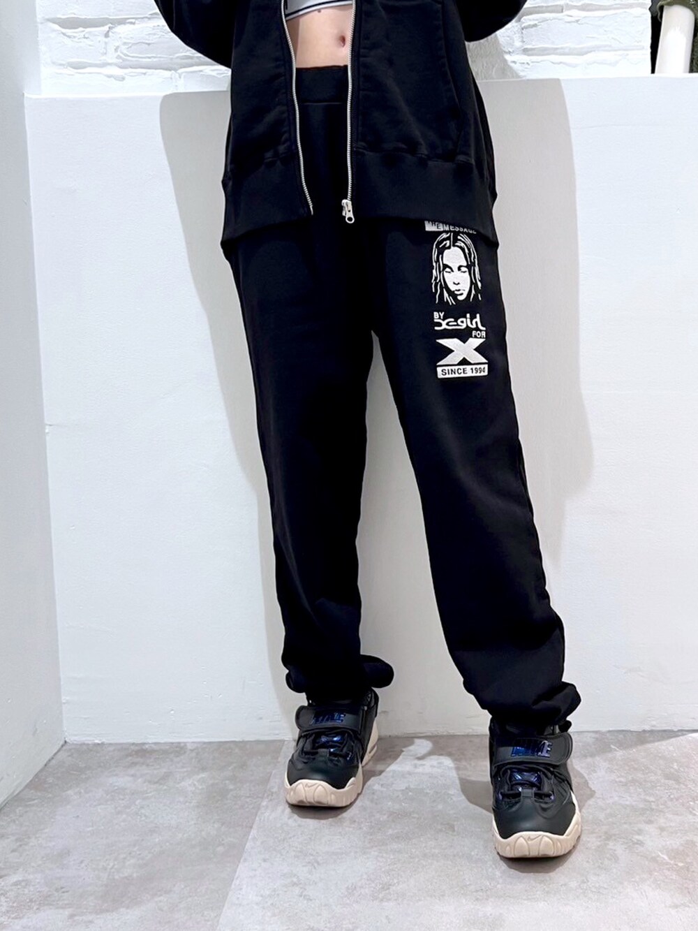 ブラック系のスウェットパンツ、ホワイト系のTシャツ/カットソー、ブラック系のパーカーを着用したレディースの秋コーディネートの4枚目の写真